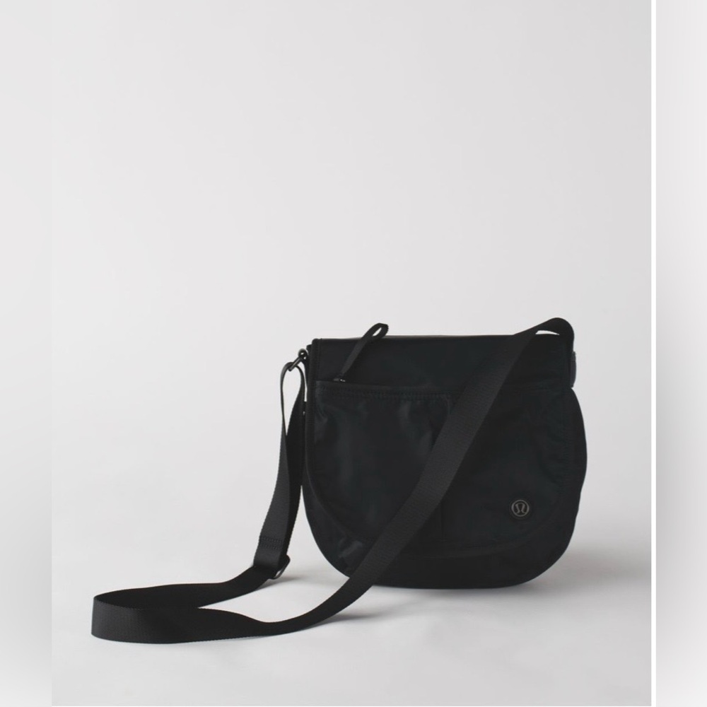 Lululemon The Essentials Bag - Picture 4 of 14